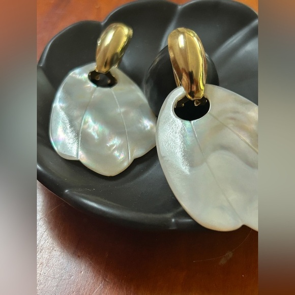 Gorgeous White Abalone Shell Earrings Gold Excellent - Picture 8 of 14